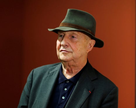 Georg Baselitz stüdyosu ile tablolar ve heykeller