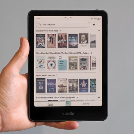 Hand holding an Amazon Kindle Colorsoft e-reader.