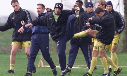 Gianluca Vialli entrenando al Chelsea en 1998.