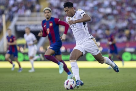 Jude Bellingham on the ball for Real Madrid against Barcelona