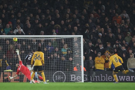 Joao Gomes scores for Wolves!