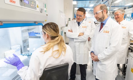 Labour's shadow health secretary, Wes Streeting, the shadow business secretary, Jonathan Reynolds, and the GSK chairman, Sir Jon Symonds, at the GSK lab in Stevenage.