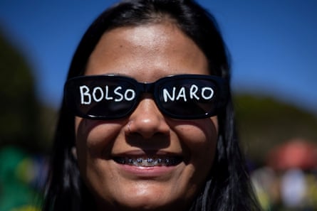 Head of woman with Bolso Naro written on her dark glasses