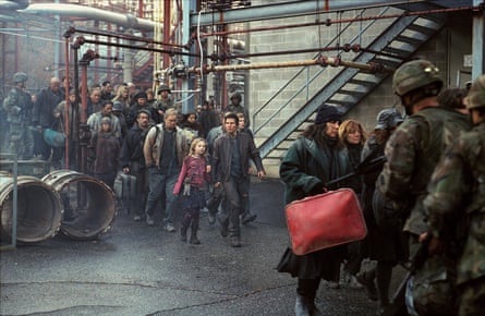 Dakota Fanning and Tom Cruise as Rachel and Ray Ferrier in War of the Worlds.