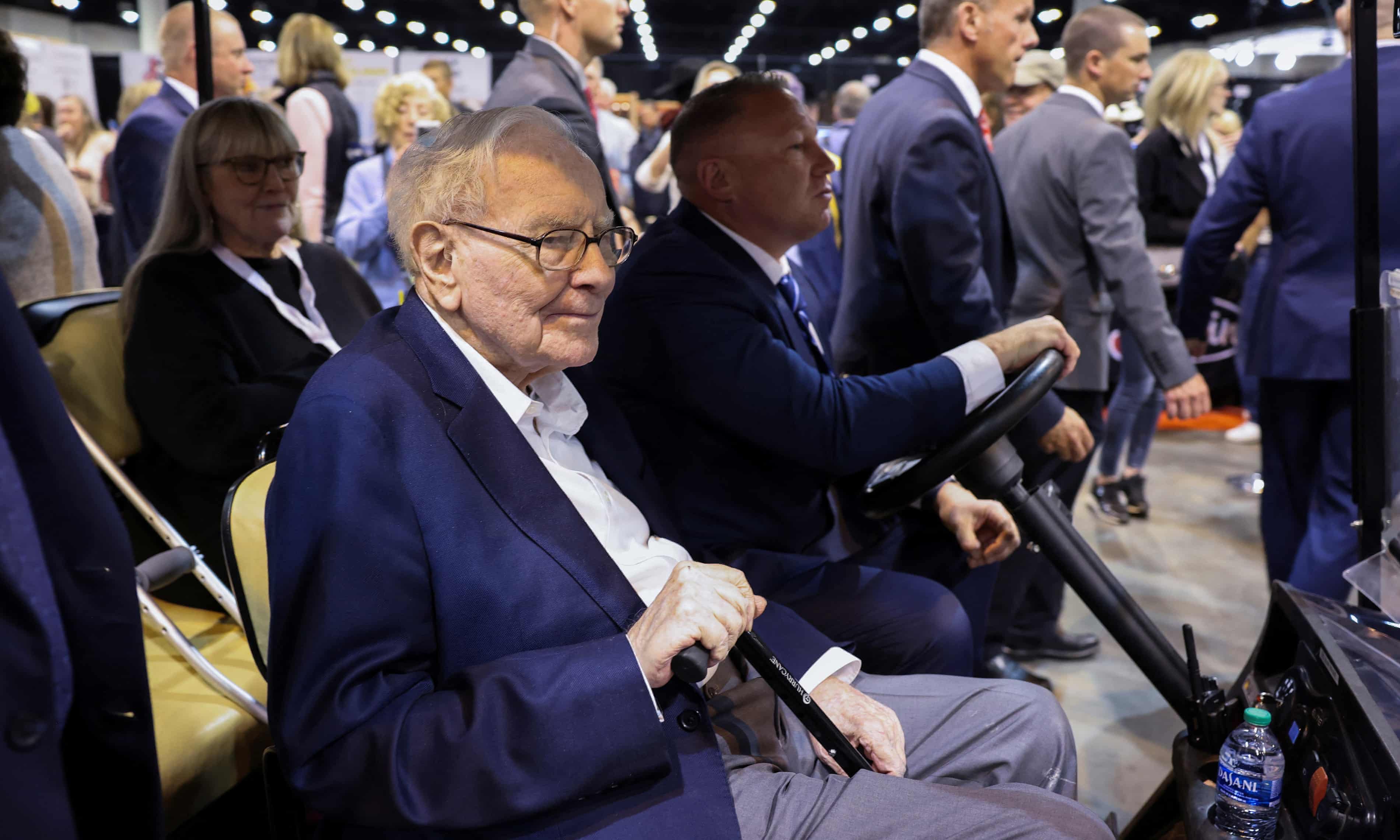 Warren Buffett backs Apple after firm sells millions of shares in iPhone maker (theguardian.com)