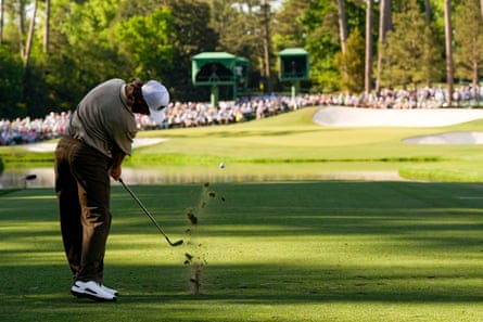 تومي فليت وود يضرب تسديدته في الحفرة 16