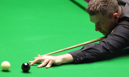 Mark Selby melakukan tembakan melawan Gary Wilson