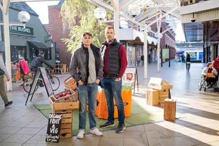 Matt Le Cocq, qui, avec son collègue Oli Winfield, fait la promotion d'une entreprise d'aliments biologiques dans le centre commercial Guineas de la ville.
