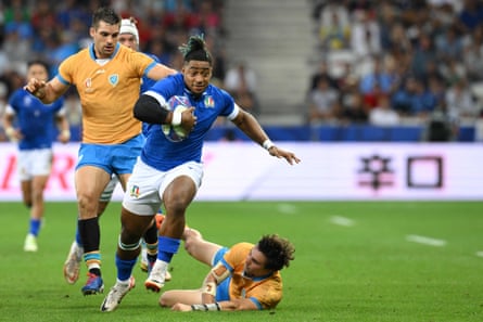Paolo Odogwu breaks through a tackle from Felipe Etcheverry during Italy’s win against Uruguay.