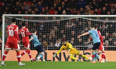 Ashley Barnes mengalihkan tembakan Josh Brownhill ke gawang untuk membuat Burnley unggul 1-0.
