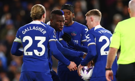 Noni Madueke, Nicolas Jackson and Cole Palmer of Chelsea argue over the penalty.