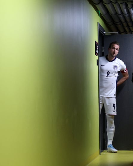Harry Kane peers around a corner.