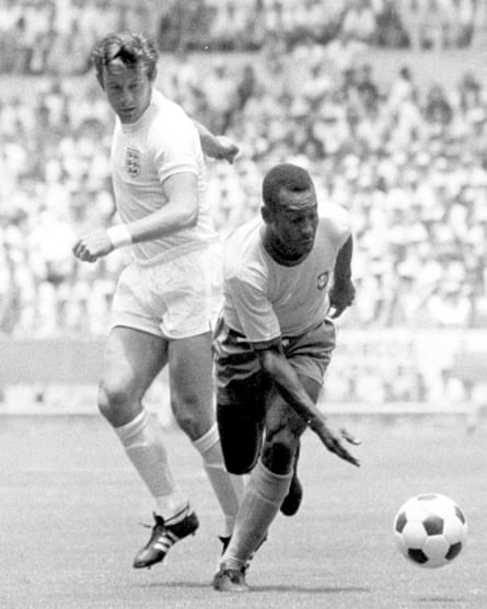 Pelé du Brésil passe devant Alan Mullery d'Angleterre lors de leur match de groupe de la coupe du monde de 1970 que le Brésil a remporté 1-0.