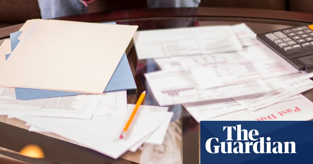 British households will be £1,000 worse off next year, thinktank warns