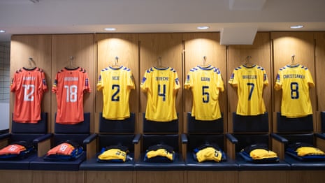 Mengintip ke dalam ruang ganti Everton menjelang pertandingan mereka melawan Manchester City di Academy Stadium.