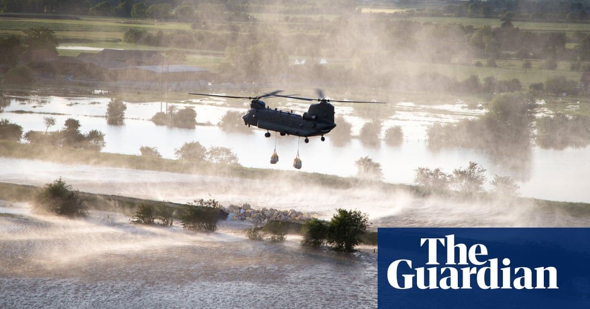 Lincolnshire flooding: hundreds of homes evacuated
