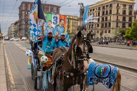 A horse drawn vehicle displays images of the Napoli players.