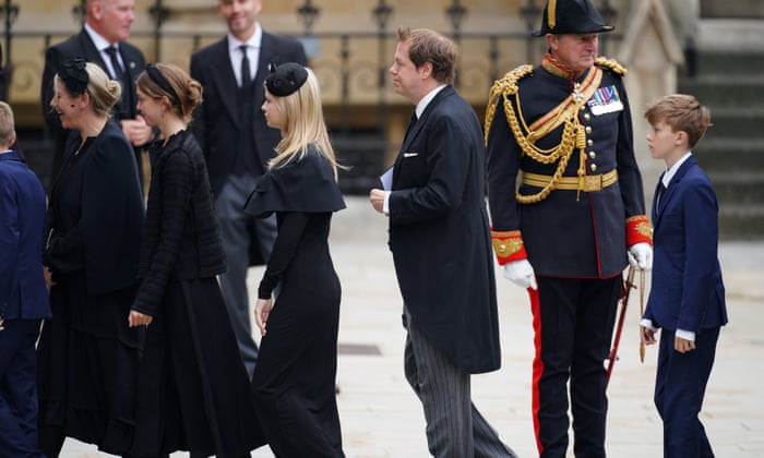 Tom Parker Bowles arrivant aux funérailles nationales de la reine Elizabeth II.
