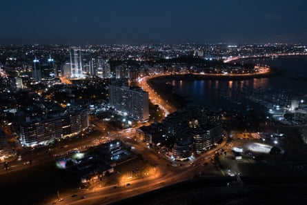 Toma aérea de la ciudad de Montevideo de noche.