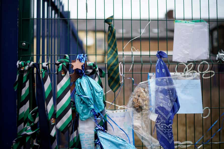 Les liens scolaires sont laissés en hommage sur les lieux où Alexander John Soyoye, 16 ans, a été mortellement poignardé en novembre 2020.