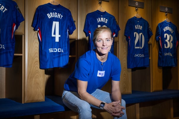 Katie Chapman em ação durante partida de futebol