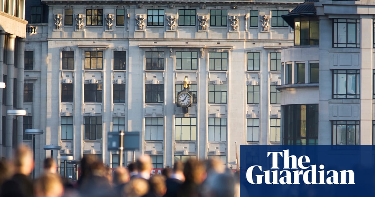 विश्लेषण में कहा गया है कि 2027 के मध्य तक एक चौथाई मिलियन लोगों की नौकरी जा सकती है क्योंकि ब्रिटेन ‘मंदी से जूझ रहा है’