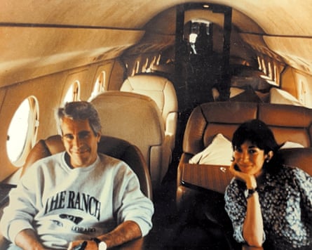 గిస్లైన్ మాక్స్వెల్ మరియు జెఫ్రీ ఎప్స్టీన్ విమానంలో నవ్వుతున్నారు