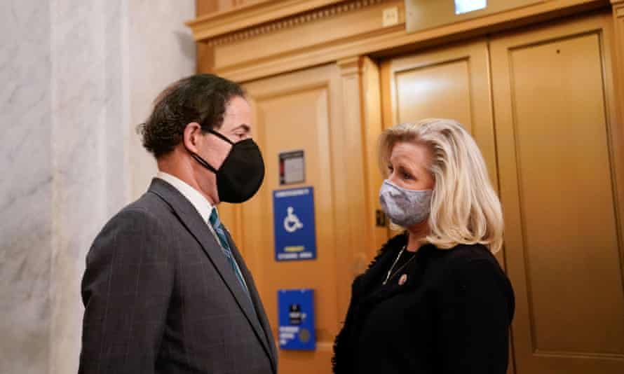 Jamie Raskin speaking to Republican congresswoman Liz Cheney in the US Capitol
