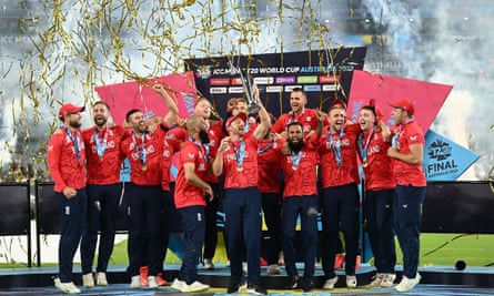 Les joueurs anglais célèbrent leur victoire lors de la finale de la Coupe du monde de cricket Pakistan-Angleterre Mens T20 au terrain de cricket de Melbourne le 13 novembre 2022.