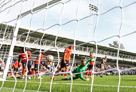 Luton Town 0-1 Tottenham: Micky van de Ven scores as 10-man Spurs