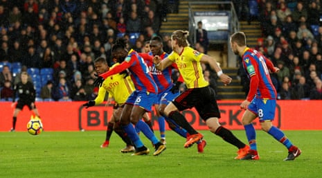 Bakary Sako equalises for Palace in the last minute.