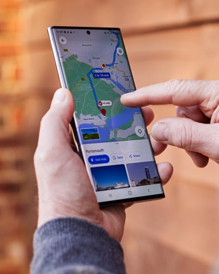 Olhando mapas no Galaxy S22 Ultra.