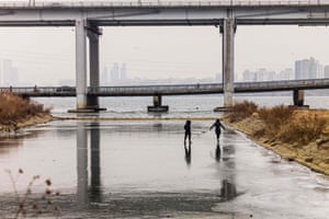 SKOREA-WEATHERPeople walk on a frozen section of the Han river in Seoul on December 28, 2021. (Photo by ANTHONY WALLACE / AFP) (Photo by ANTHONY WALLACE/AFP via Getty Images)