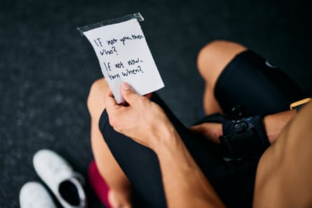 Sakakibara reads a motivational note.
