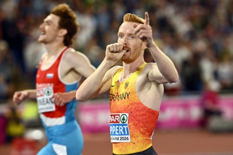 O alemão Frederik Ruppert comemora cruzar a linha de chegada e conquistar a medalha de ouro nos 3.000 m com obstáculos masculino.