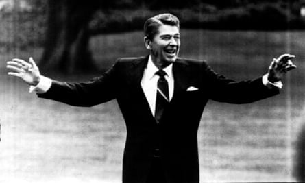 Ronald Reagan waving to well-wishers on the White House Lawn in 1986.