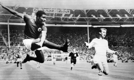 Eusébio puts Benfica 1-0 up at Wembley in the 1963 European Cup final against Milan
