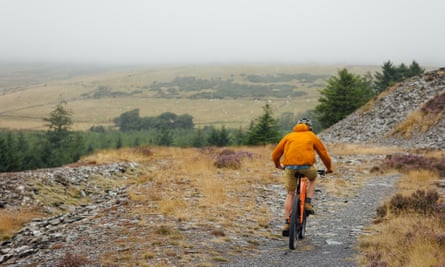 Cycliste sur sentier rocheux dans les collines Preseli