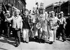 Los fanáticos de Blackpool deambulan por las calles de Londres antes del partido.