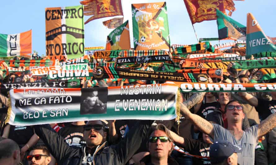 Fans de Venise avec des banngers au stade Pier Luigi Penzo.