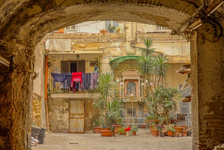 Neapolitan courtyard with washing and exotic plants
