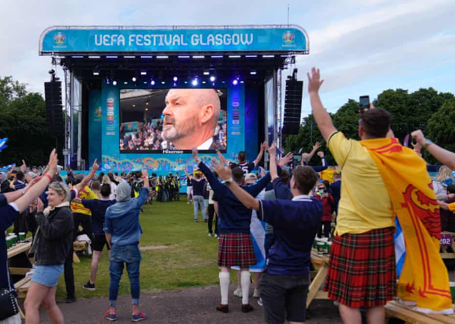 Glasgow'un resmi taraftar bölgesindeki taraftarlar, Hırvatistan maçında dev ekranda menajer Steve Clarke göründüğünde tezahürat yapıyor, ancak tarafı Dünya Kupası'na katılmayı başaramazsa iyi niyet devam edecek mi?