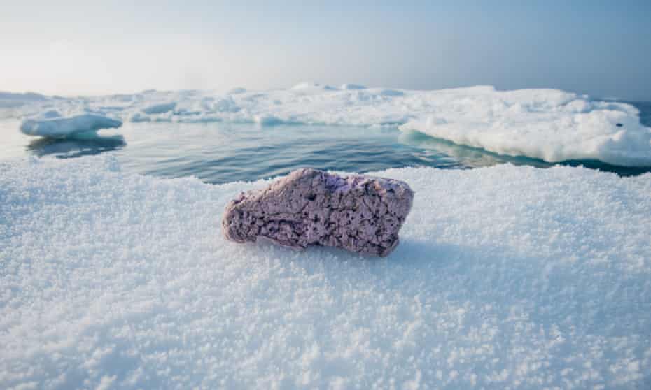 Poluição de plástico no gelo congelado remoto no meio do Oceano Ártico.