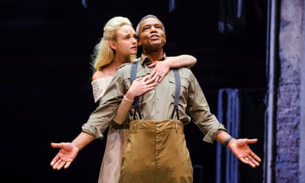 Joanna Vanderham (Desdémona) y Hugh Quarshie (Otelo) en el Royal Shakespeare Theatre