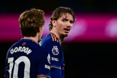 Nick Woltemade (centre) with Anthony Gordon