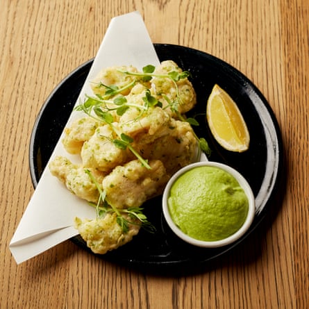 Merlu en tempura et purée de petits pois avec « un courant sous-jacent fougueux de wasabi ».