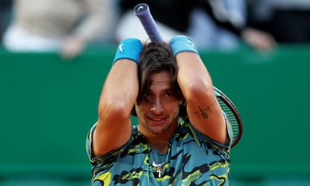 Lorenzo Musetti célèbre après avoir battu Novak Djokovic pour la première fois en quatre rencontres.