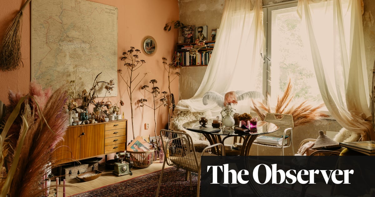 Dried flowers take centre stage in a therapist’s Berlin home