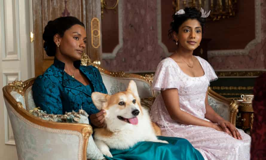 Da sinistra: Simone Ashley come Kate Sharma e Charithra Chandran come Edwina Sharma in Bridgerton.