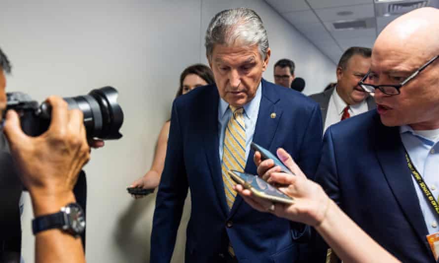 Le sénateur Joe Manchin de Virginie-Occidentale, un démocrate conservateur, a jusqu'à présent refusé de dire s'il soutiendrait la motion de procédure en faveur de la loi For the People.